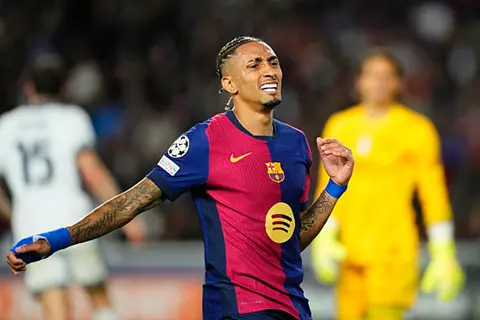 رافينيا وبيدري جاهزان لإنقاذ برشلونة بعد خيبة ستامفورد بريدج